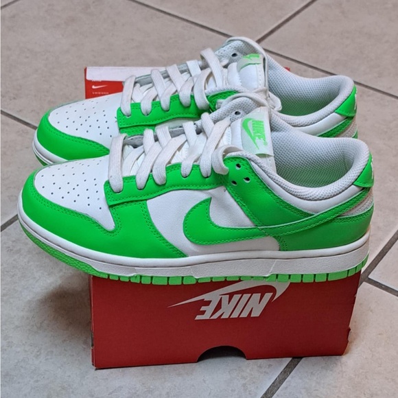 Nike Dunk Low "Green Strike" Sneakers - Wmns size 7.5 - Picture 5 of 9